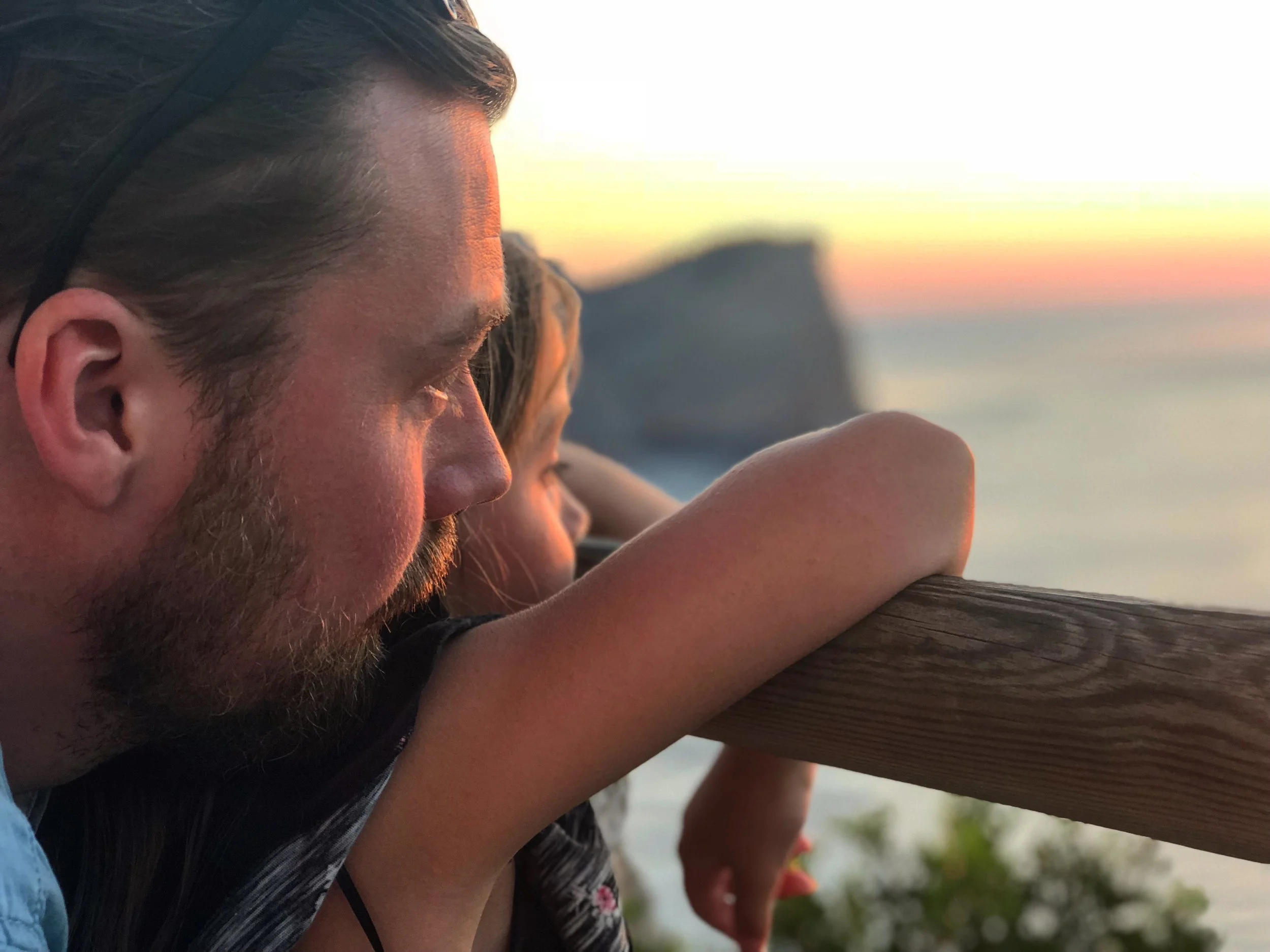 Arbeidsflate med notatbok og pc